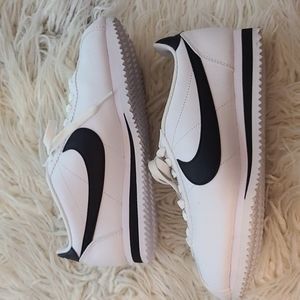 Nike Cortez Classic Black and White sold out